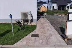 Pflasterweg an einem Haus