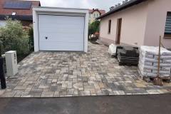 Pflasterarbeiten vor einer Garage